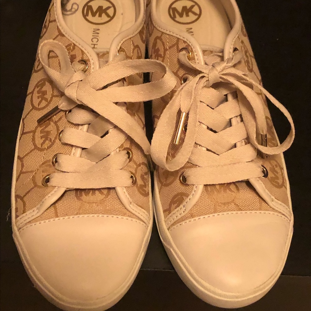 Casual tennis shoe